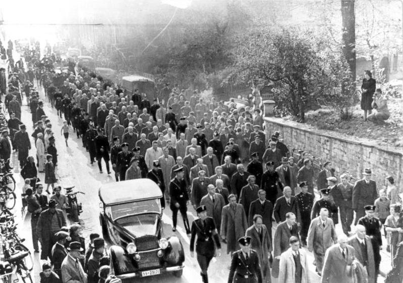 ADN-ZB/Repro/Archiv/18.5.1989 Faschistisches Deutschland 1933-1945/Verhaftung jüdischer Männer in Baden-Baden im November 1938: Nach dem faschistischen antisemitischen Pogrom vom 9./10. November 1938 wurden etwa 30 000 Juden verhaftet und in Konzentrationslager verschleppt.