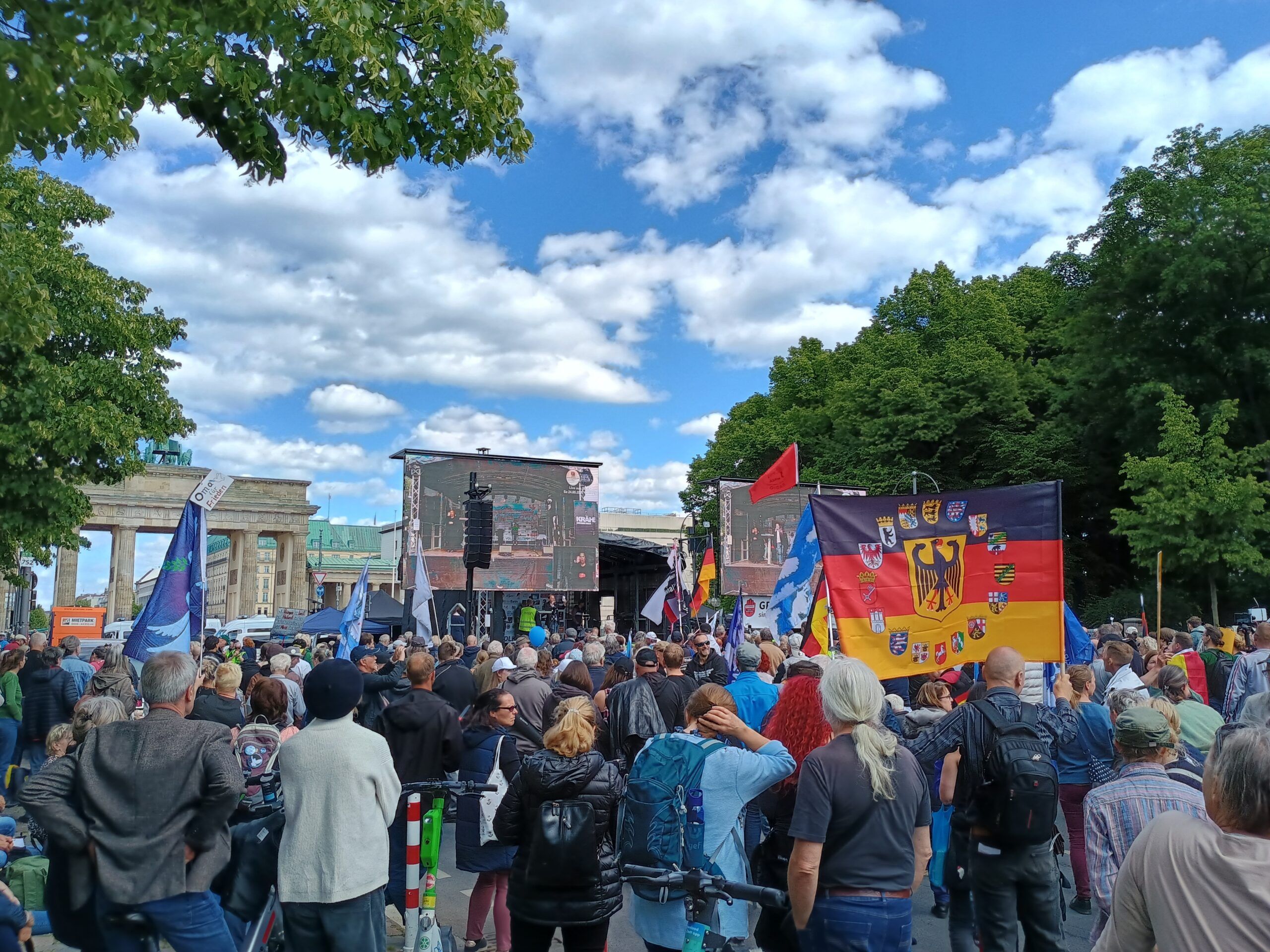 Querfront: Rechte Unterwanderung und „links“liberaler Kampfbegriff