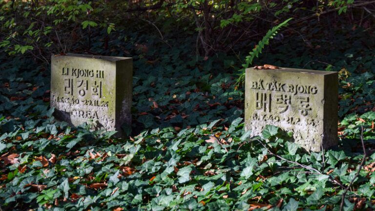 Foto: Mosbatho (https://de.wikipedia.org/wiki/Heidefriedhof_(Dresden)#/media/Datei:Kleiner_Ehrenhain_Heidefriedhof_Dresden_-_Koreans_Li_Kjong_Hi_and_Ba_Tak_Rjong.jpg), CC BY 4.0 (https://creativecommons.org/licenses/by/4.0/deed.de)