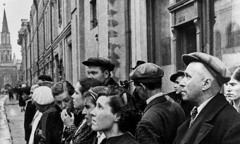 Foto: Jewgeni Ananjewitsch Chaldei (https://de.wikipedia.org/wiki/Datei:Первый_день_войны._Объявление_о_начале_Великой_Отечественной_войны._Улица_25-го_Октября.jpg), Public Domain